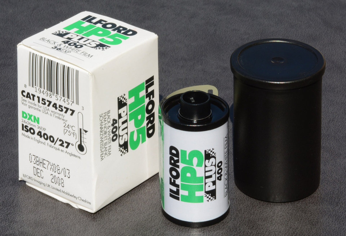 ILFORD HP5 PLUSの箱とパトローネ（旧パッケージ）