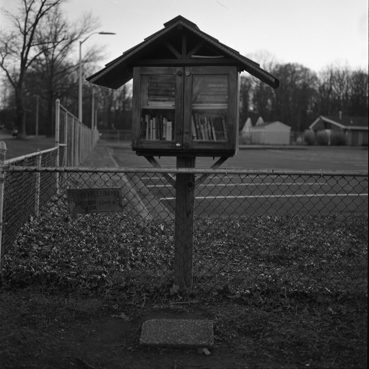 ILFORD HP5 PLUSで撮影された街角の小さな図書箱
